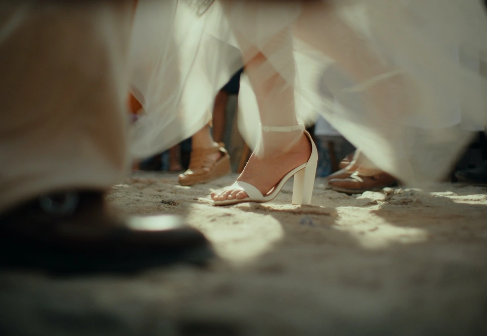 Zapatos de noiva entre vestidos en movemento