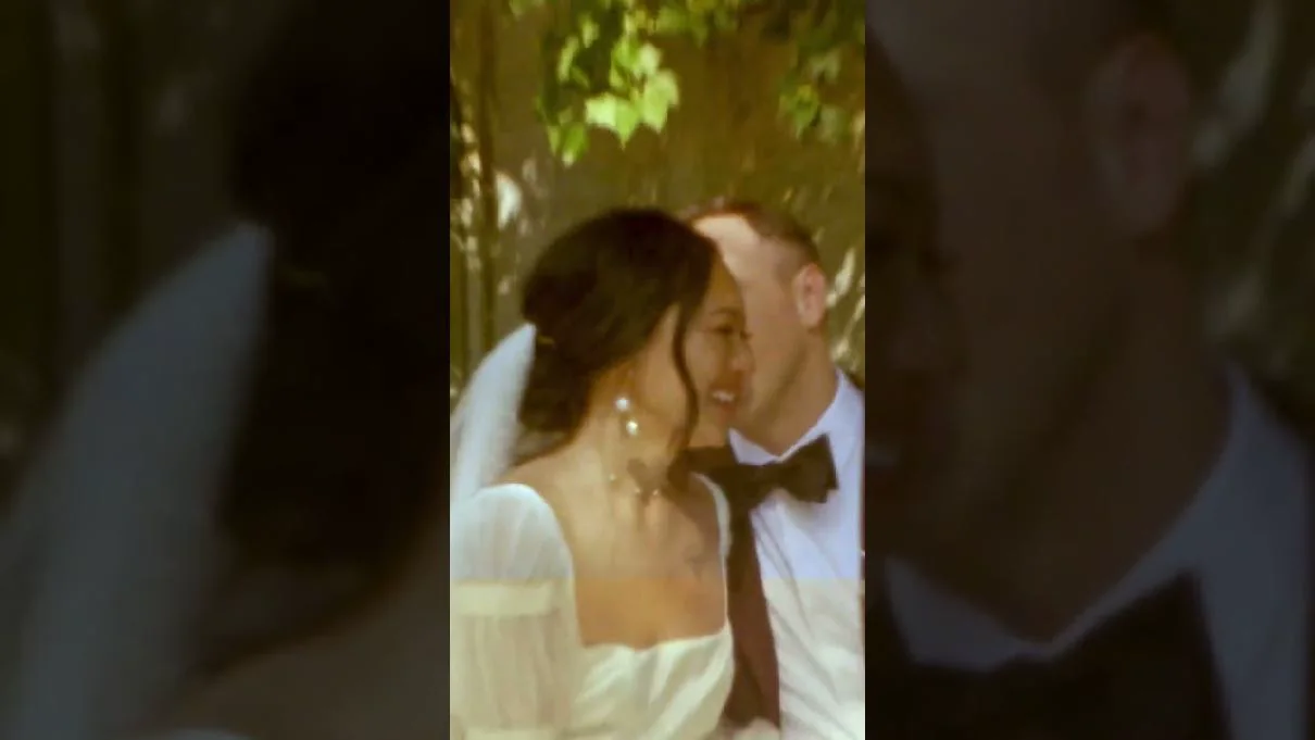 Parella bicándose nun fotograma de aspecto cálido